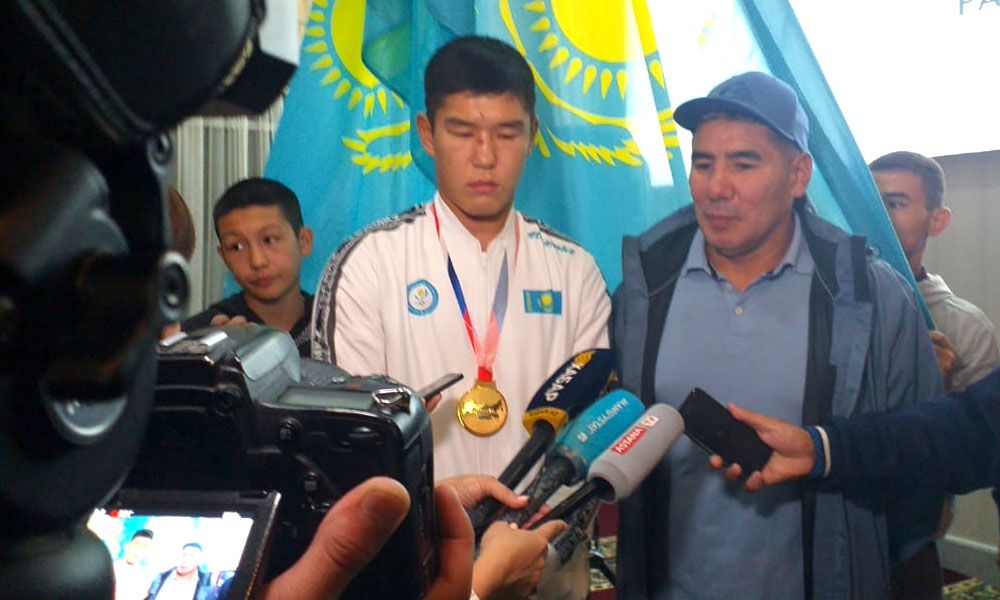 Boxing world champion Bekzad Nurdauletov and his coach Marat Dzhakiev met at Aktau airport