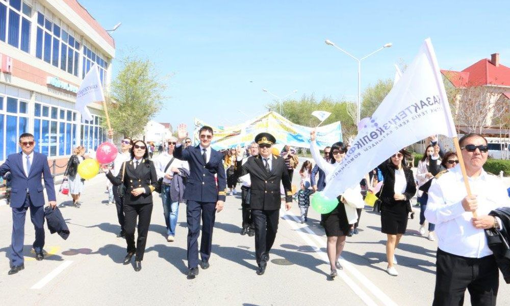 On May 1, Kazmortransflot employees walked along the coastal road as part of a festive parade