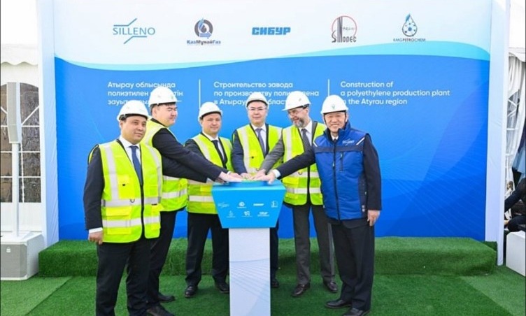 Крупнейший нефтегазохимический проект Казахстана: в Атырау забили первые сваи для полиэтиленового завода