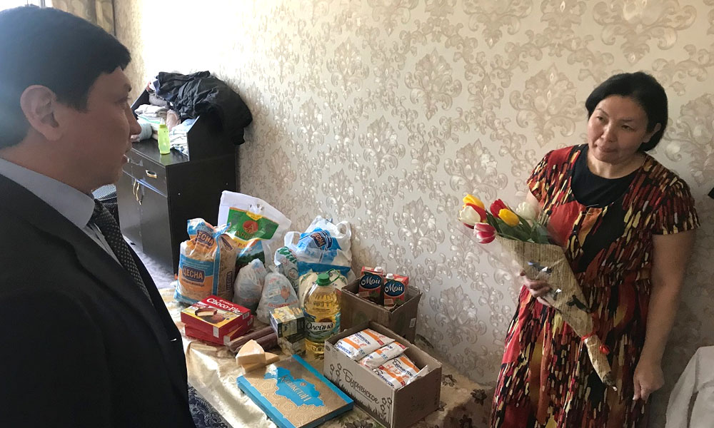 Генеральный директор НМСК "Казмортрансфлот", депутат Мангистауского областного маслихата Орманов М.К. поздравил многодетную жительницу Актау