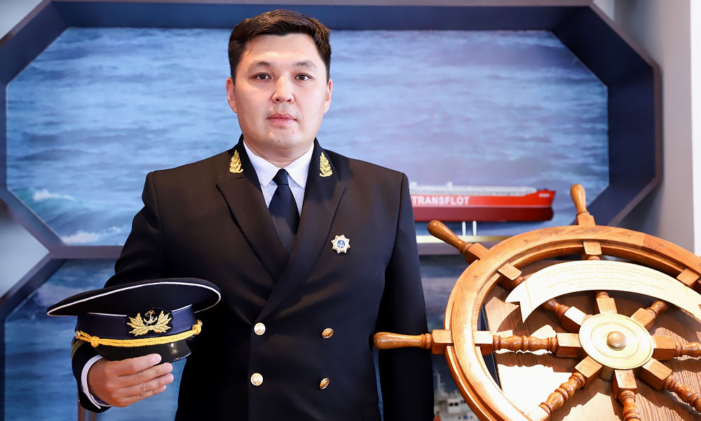 Поздравление Генерального директора НМСК «Казмортрансфлот» А.Е.Оржанова с Днем работника морского и речного флота